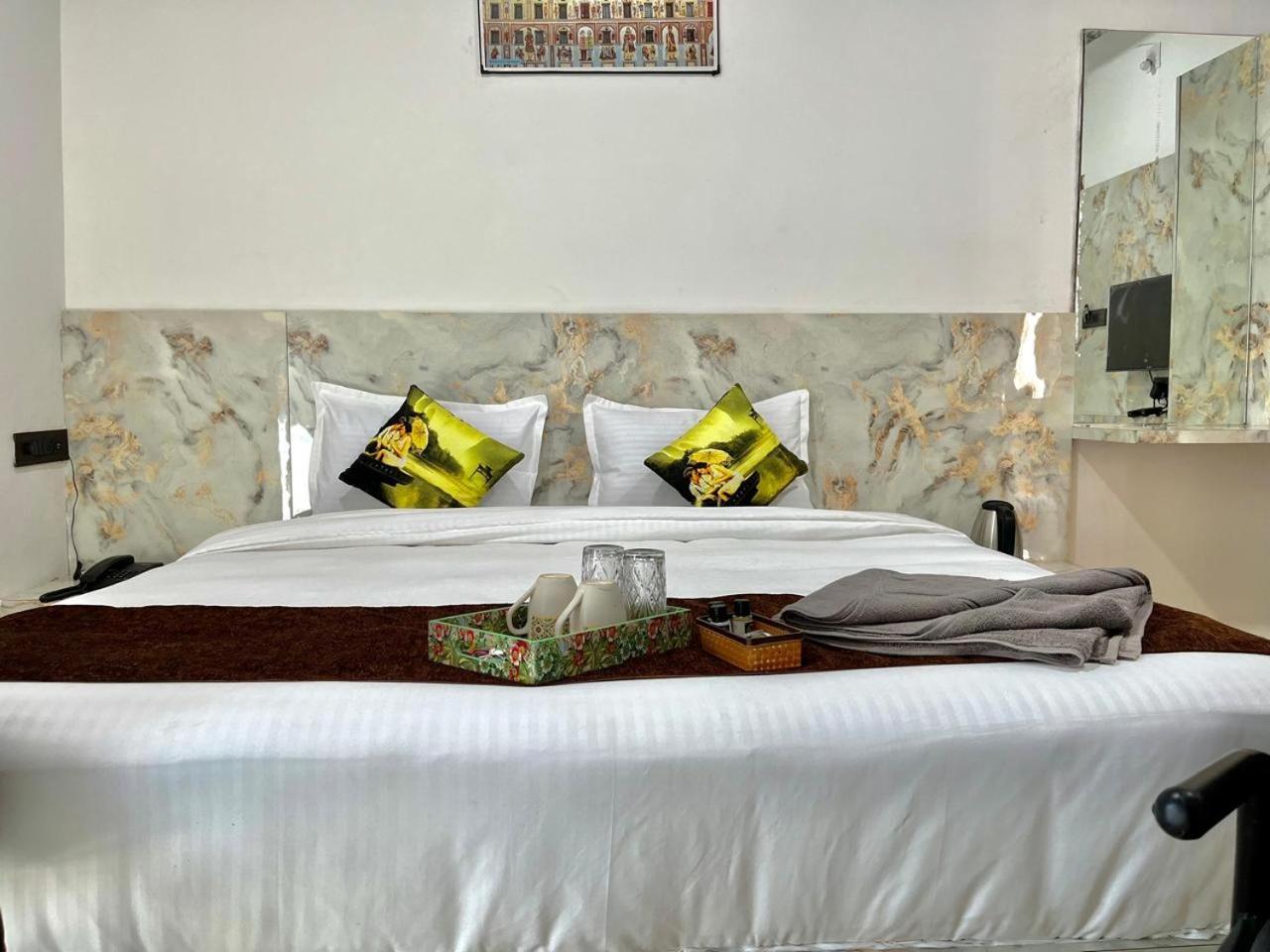 Hotel Banjara Hills Ābu Road Buitenkant foto